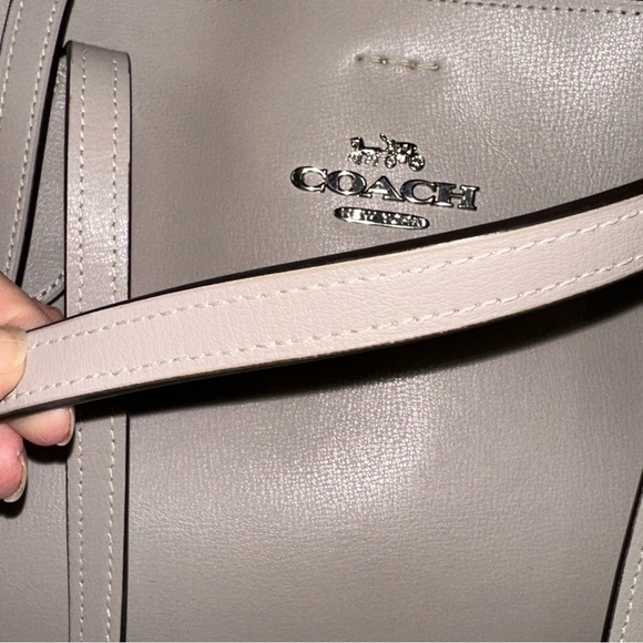 Large Coach tote bag in EUC Grey - Picture 5 of 12
